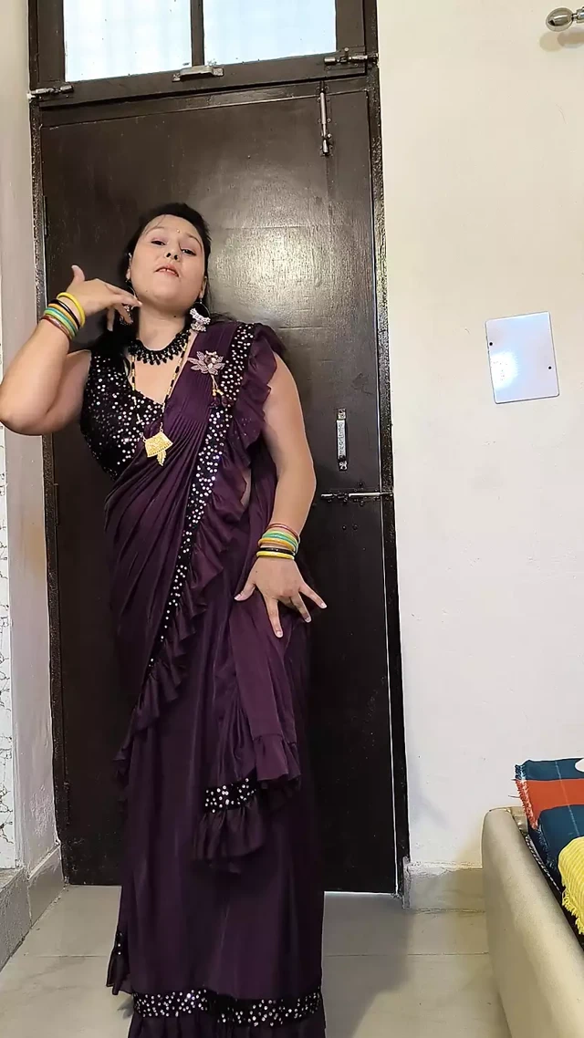 Hintli kadın çıplak dans ediyor