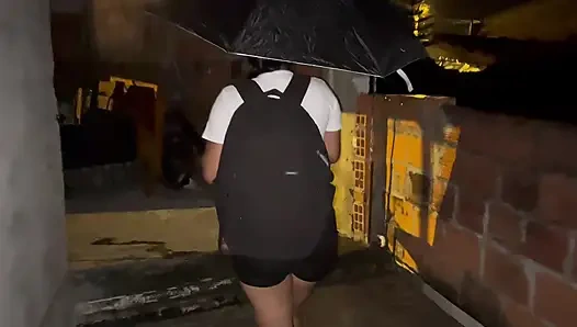 Büyük göğüslü okul kız, yağmurlu bir gün!  Deepthroat