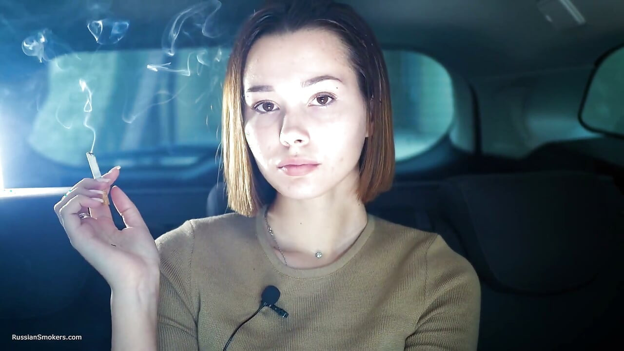 Seksi Rus hatun sigara içiyor doğal ortam