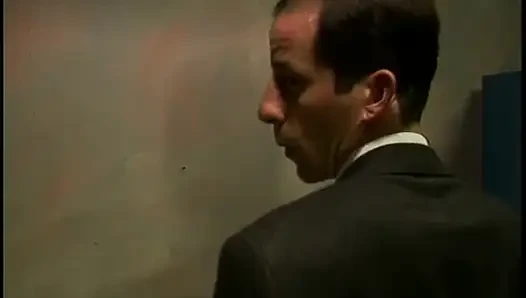 Mükemmel memeli olgun hatun tatlı amcığını yalatıyor ve deliniyor