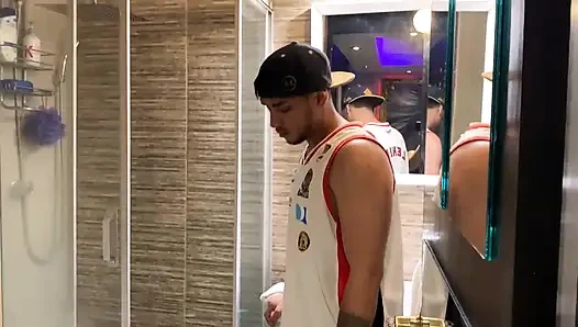 Str8, büyük yarak, hunk duş için geliyor ve hak ettiği bir sakso