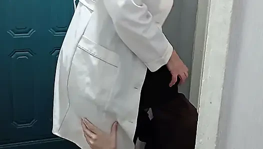Orta yaşlı seksi lezbiyen doktor bir hastanın ağzına boşalıyor