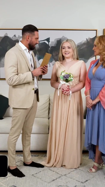 Обязательный для просмотра момент из "👰 День свадьбы превращается в извращенный тройничок с мачехой и отчимом"