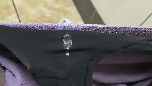 Benzin istasyonunda işiyor