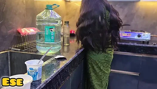 Tharki Boss Ne Apne Employee ki Biwi ki Chudai Ki uske Ghar pe