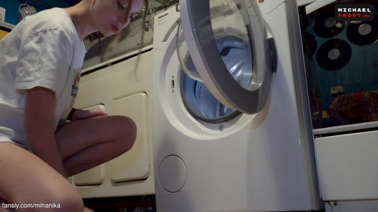 Yardım et, üvey kardeşim! sıkıştım!