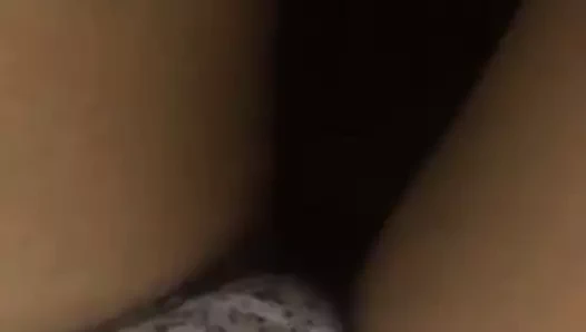 Ateşli kız amcığıyla oynuyor