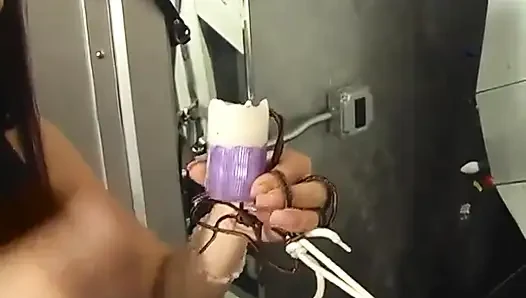 Kalçalı bdsm sahibe adamın yakalı yüzünü halatlıyor ve bağlı yarağını çekiyor
