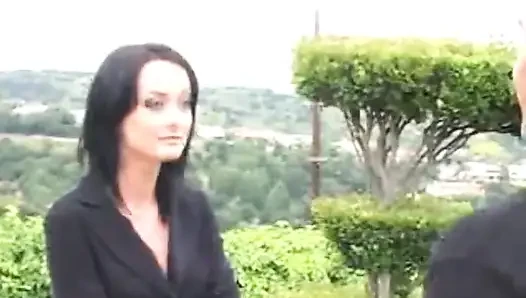 Melissa lauren siyah saçıyla kanepede sikişiyor
