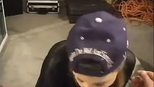 Tomboy Tiffany sert gırtlağına kadar alıyor