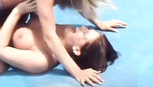 Seksi Fransız kızlar açık havada ateşli lezbiyen eylemi yapıyor