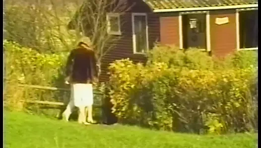 Yarak seven sürtük adama kanepede binerken kafa sallıyor