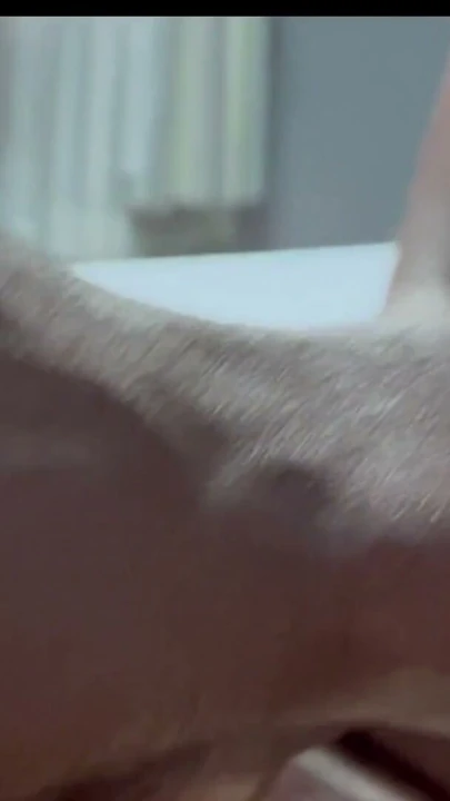 Babayı porno izlerken yakaladım ve ona elle muamele çekti | Klip 1