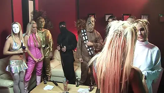 Ateşli ve büyük memeli kızlar sert yarakları paylaşıyor