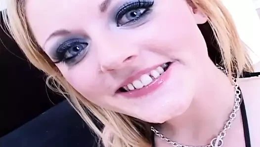 İngiliz bebek sophie dee büyük bir partiye gitmek üzere ama anal isteklerini dışarı atması gerekiyor