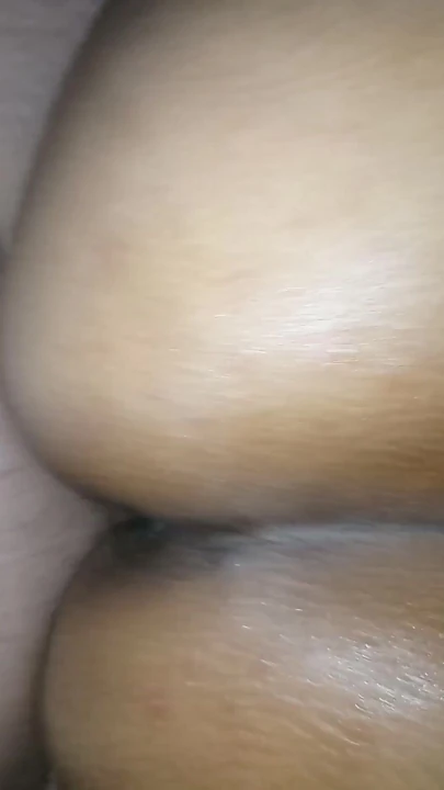 Juicykoos desi dha Pakistanlı teyze genç kocası tarafından prezervatifsiz sikişiyor | Klip 1