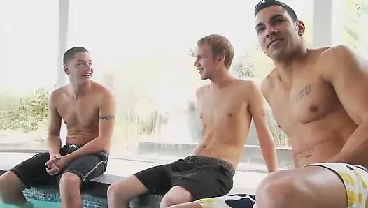 Azgın kızlar yeni komşularını tanımaya başlıyor