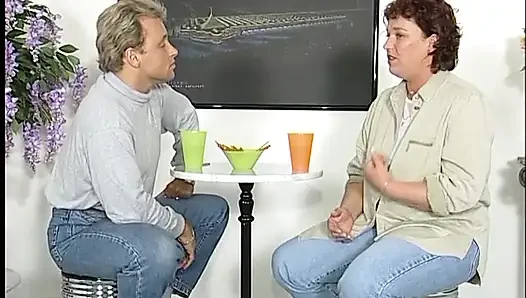 Orta yaşlı seksi kadın yarak emiyor ve sonra ağzına boşaltıyor