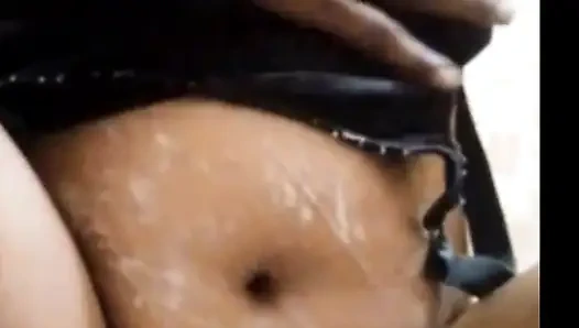 Hintli kız banyoda banyo yapıyor - ateşli asmr videosu