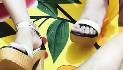 Hintli evli kadın topuklu ayakkabılarla seks yapıyor