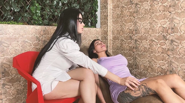 Психолог соблазняет и трахает свою пациентку