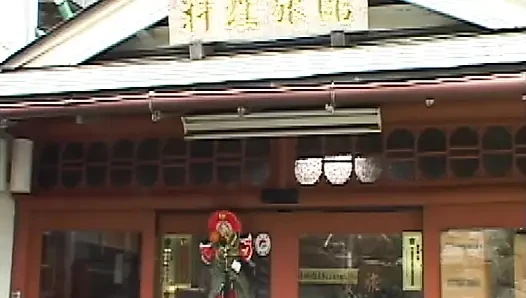 P128G04 A beautiful proprietress who seduces a male customer of a couple with a complicated relationship at a long-established inn on Enoshima. A sensual erotic drama where the human dramas of each character intersect!