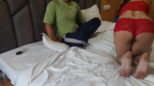 Yaramaz saara yenge bakire genç devar'a sikişmeyi öğretiyor ve devar onu o kadar sert sikiyor ki sikişirken boşalıyor