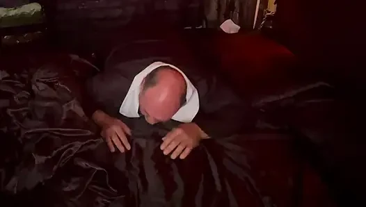 Bölüm 2:- Kraliçe vampir rahibi yarak emen bir fahişeye dönüştürüyor.