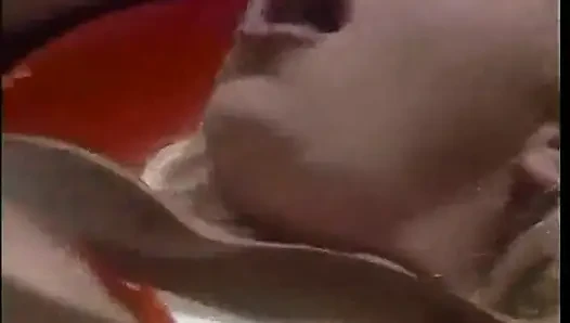 Şanslı adam yatakta seksi genç bir sarışınla sikişiyor
