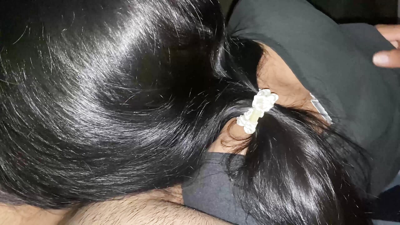 Komşu 18 yaşındaki liseli kızın sıkı amını iyice sikiyor