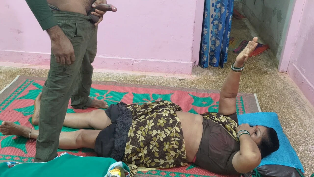 Aunty is touched here and there when she is alone at home, pussy licking with tongue