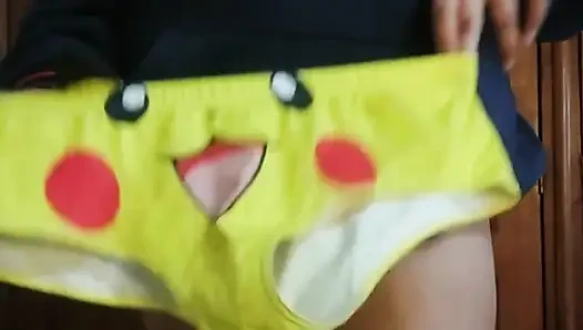 Pikachu külotum altında sana bir sürprizim var