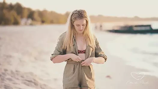 Olive Gee ve Charlie Forde plajda yüzüyor ve öpüşüyor!