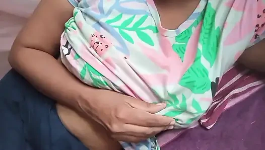Sri Lankalı kadın orgazm olana kadar görüntülü görüşme yoluyla partnerini baştan çıkarıyor sadece büyük göğüsler ve ıslak amcıkla aşk