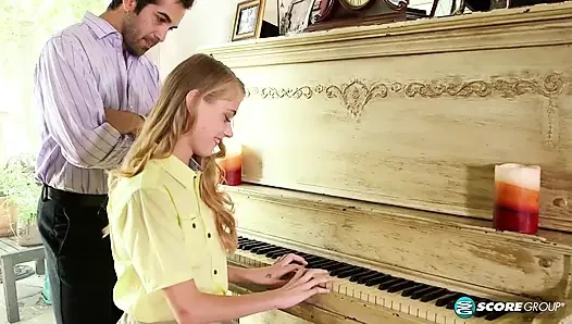 Genç Hannah Hays piyano hocasını sikiyor