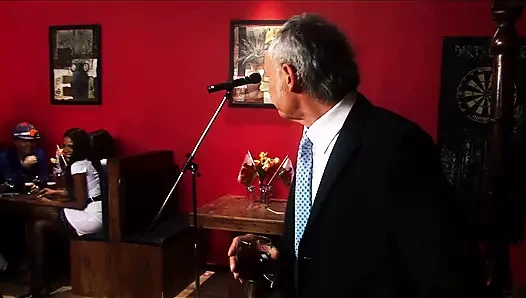 Büyük memeli sürtükler Stacey Saran ve Kiesha Kane azgın iç çamaşırlı üçlü grup sekste döl paylaşıyor