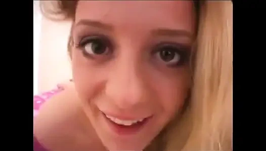 Sarışın kadının ıslak amcığı için harika bir oyuncak