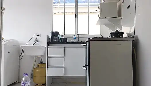 Tesisatçı için yaramaz sarışın.