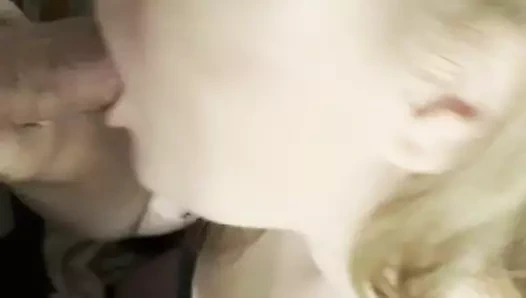 Bir oral seks için yatak odasına gizlice