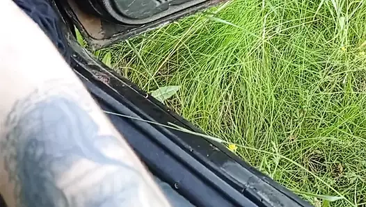 Otoparktaki arabada, komşum yarağımı sıvazlıyor