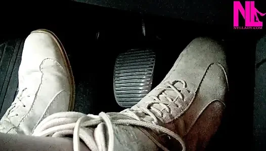 Süet yumuşak düz çizmeler içinde sürüş ve pedal pompalama