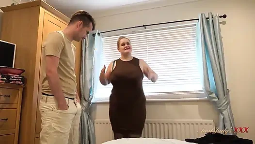 Auntjudysxxx - 45 yaşındaki büyük memeli iri güzel kadın orta yaşlı seksi ev sahibası Becky utangaç kiracısını baştan çıkarıyor