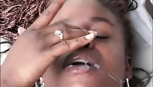 Güzel dövmeli siyah amcık ağzında büyük beyaz yarağı seviyor... ağzına boşalma