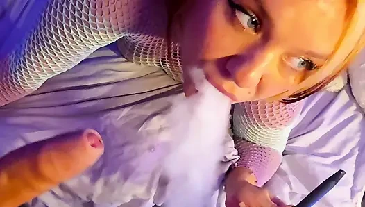 Tombul kamera kızı patlayana kadar her yere götürüyor