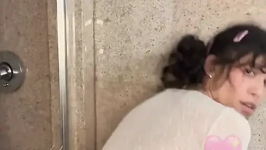 Güzel küçük amcık yere işemeyi seviyor