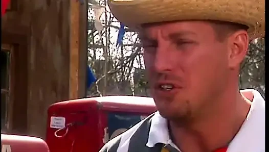 Kovboy dungaree benzin istasyonunda zengin bir adamın seksi karısını harika memeli sikiyor