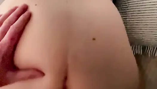 Sadece üvey anne sırılsıklam oluyor ve sikiliyor ve sonra sakso çekene kadar onu emiyor