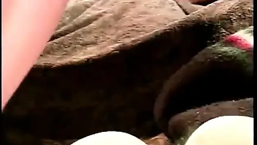 Yarak seven fahişe siyah ve beyaz yaraklarla çifte sikiliyor