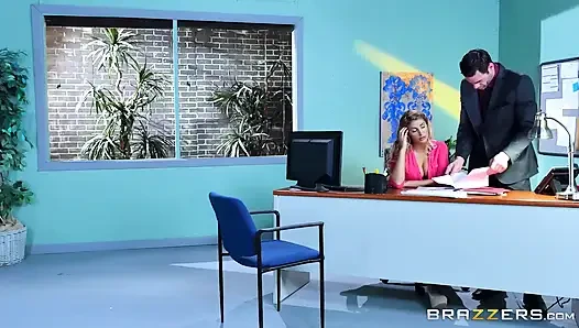 Sarışın August Ames sert bir yarak için Charles'ı baştan çıkarmak için ofis işini bırakıyor