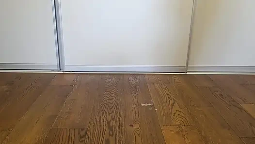 Çıplak şınav çekiyor ve sikimi yere sürterek eller serbest boşalıyor